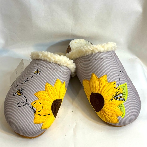 LAND’S END Sz 7B Slippers Clogs Faux Shearling Embroidered Flower and Bees NEW - Picture 1 of 14